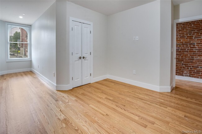 Building Photo - 16 S Division St