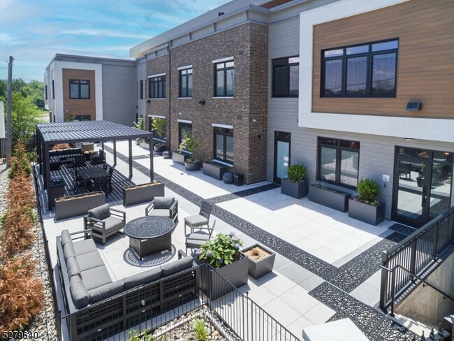 Building Photo - 450 Springfield Ave