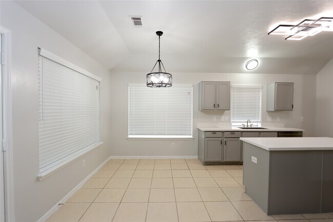 Building Photo - 16243 April Ridge Dr