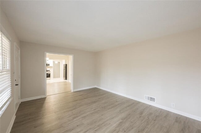 Building Photo - 2058 River Rd