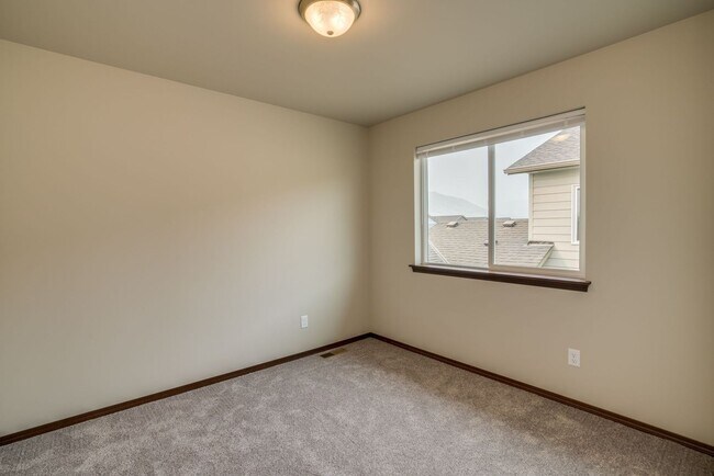 Building Photo - Fantastic 3-Bed, 2.5 Bath with 2-car garage!
