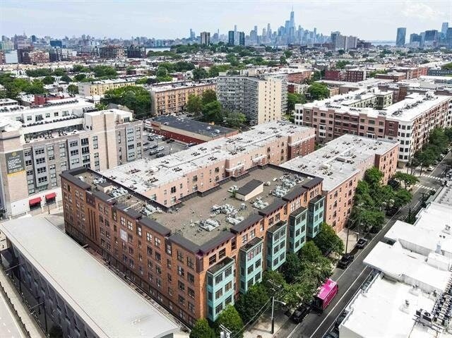 Building Photo - 1331 Grand St