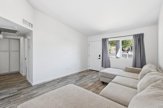 Building Photo - 1329 E Cholla St