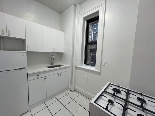 Building Photo - 159 E 55th St