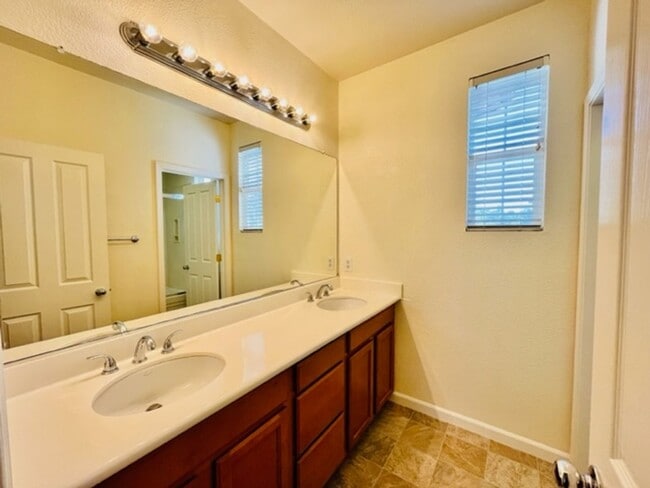 Building Photo - Gorgeous 3BD/2.5BA Tri-Level Townhouse- Ga...