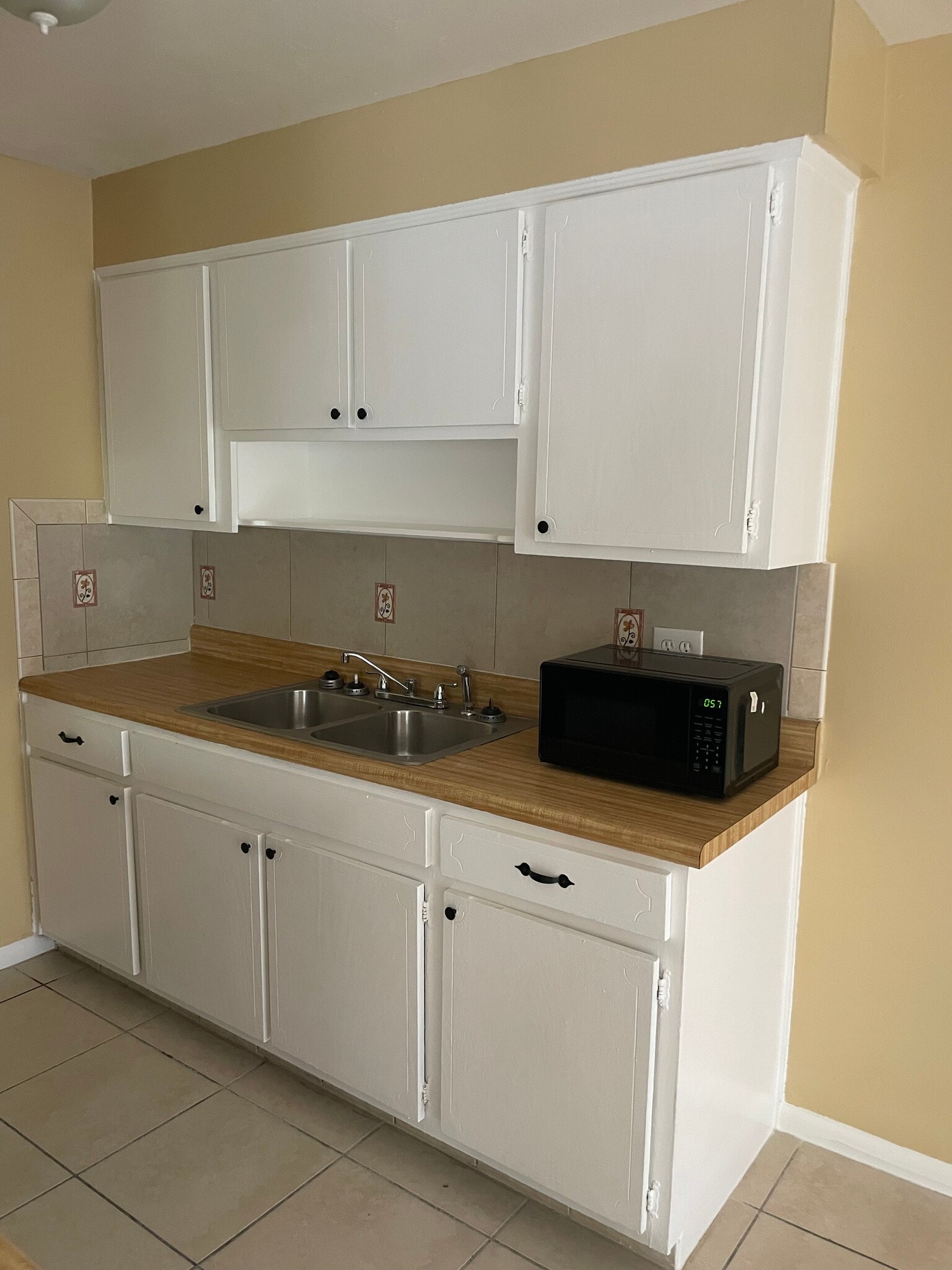 Kitchen - 140 Minna Ln