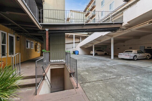 Building Photo - 646 Corbett Ave