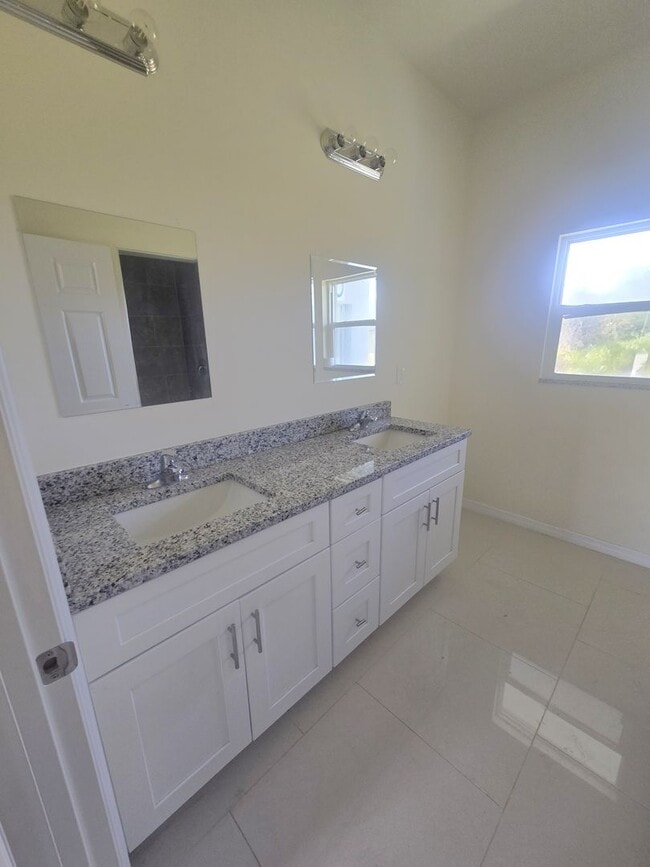 Building Photo - Must SEE- 3/2/1 single family home- South Lehigh Acres