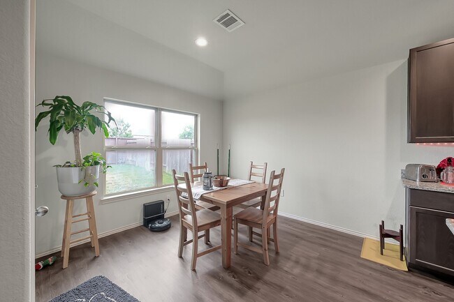 Building Photo - 15127 Willow Tree Ln