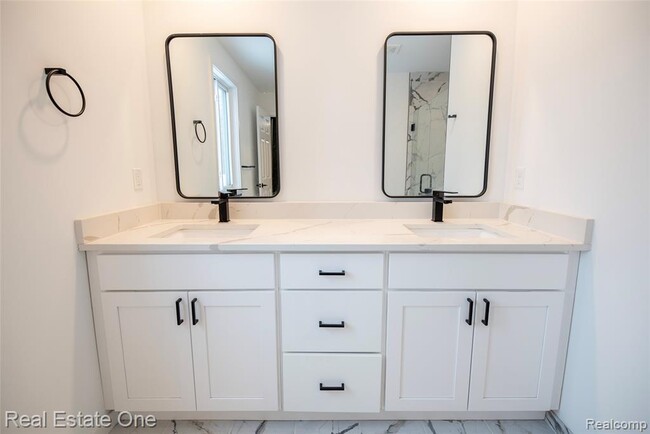 Building Photo - 3351 Cummings Ave