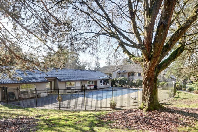 Building Photo - 2 Bedroom Ground Floor Condo in the Heart of Woodinville!