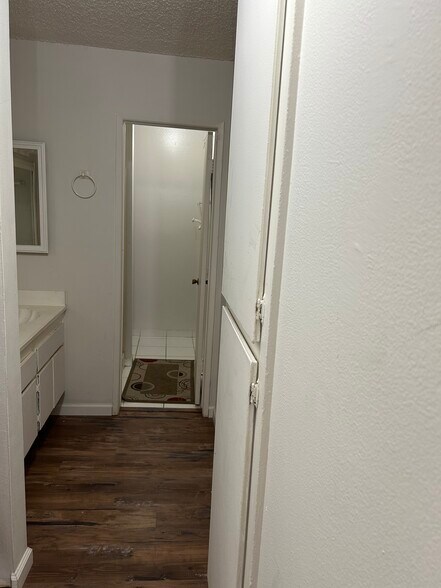 Private bathroom room 1 - 5460 White Oak Ave