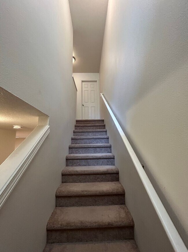 Building Photo - AUG750-800