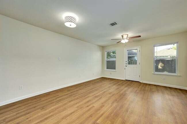 Building Photo - 1531 Parkfield Cir