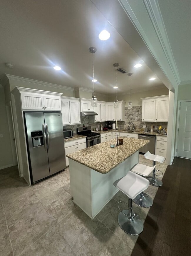 Building Photo - Beautiful 3 BR 2.5 Bath home with bonus room