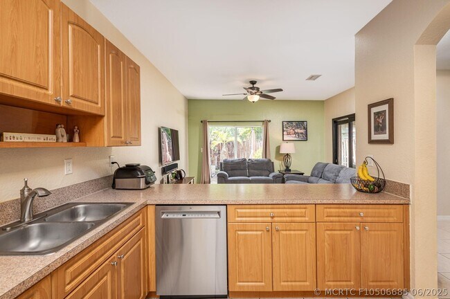 Building Photo - 5048 SW 136th Ave