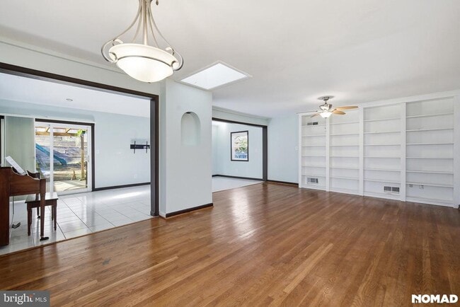 Building Photo - 303 Mansfield Rd