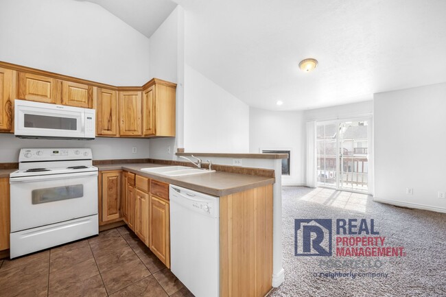 Building Photo - 3 bedroom 2 Bath Townhouse - 1 Car Garage