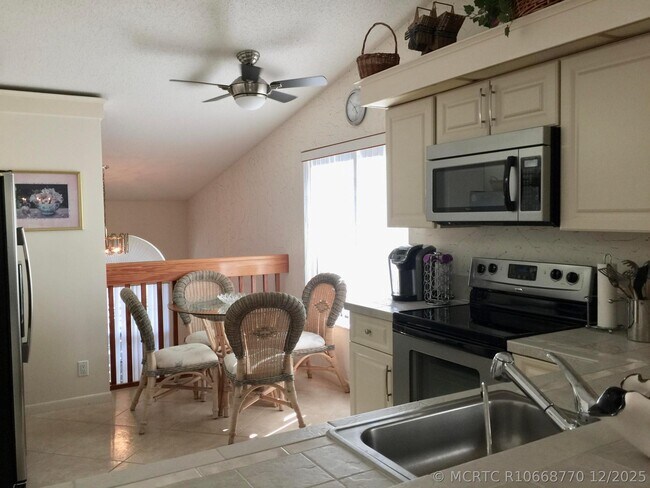 Building Photo - 10771 Palm Lake Ave