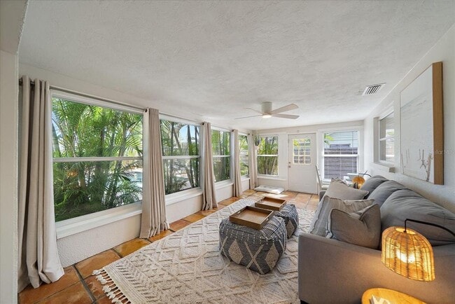 Building Photo - 2650 Leafy Ln