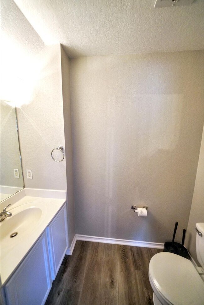 Building Photo - Stunning 4-Bedroom, 2.5-Bathroom Home in L...