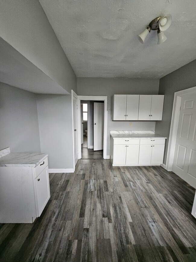 Building Photo - Large 3 bed house with basement