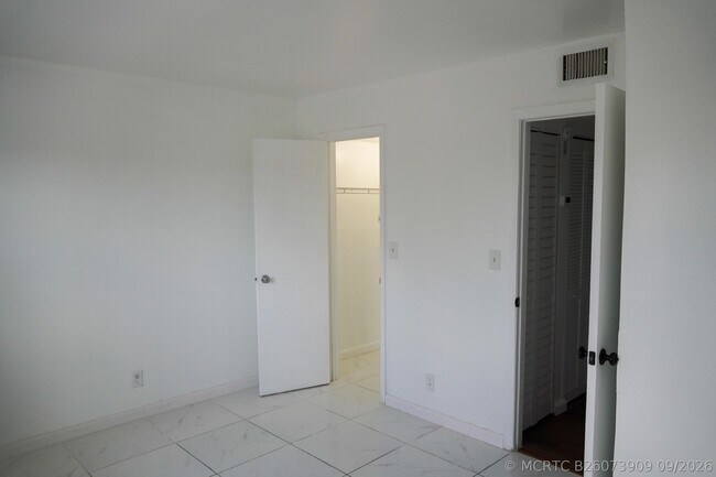 Building Photo - 3720 N Pine Island Rd