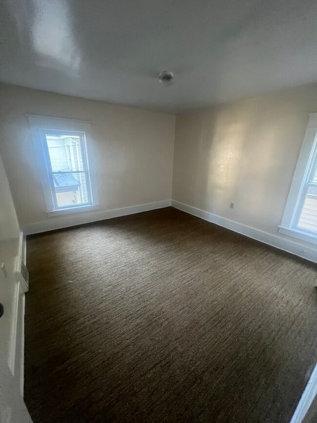 Building Photo - Large 4 Bedroom House with Garage