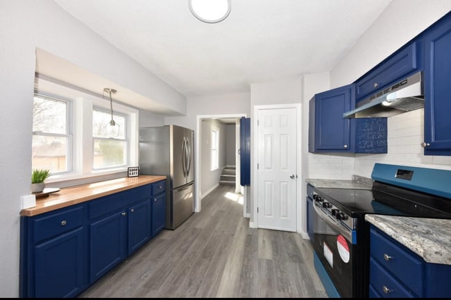 Building Photo - 4350 N 65th St