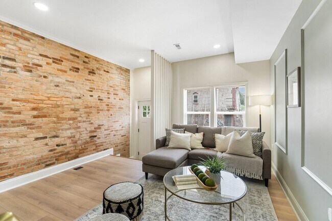 Building Photo - Beautiful 3 Bedroom 4 Bathroom East Baltim...