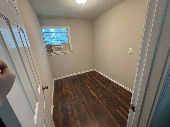 Building Photo - 721 E Emily Ave