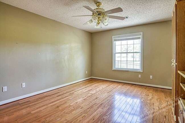 Building Photo - East Gate Area | Home | Unfurnished