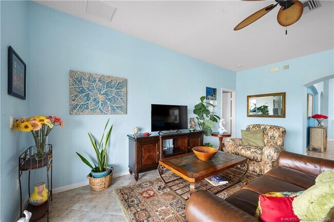 Building Photo - 691 SW Glen Crest Way