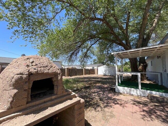 Building Photo - Room to Spread Out! South Valley 3bd on a ...