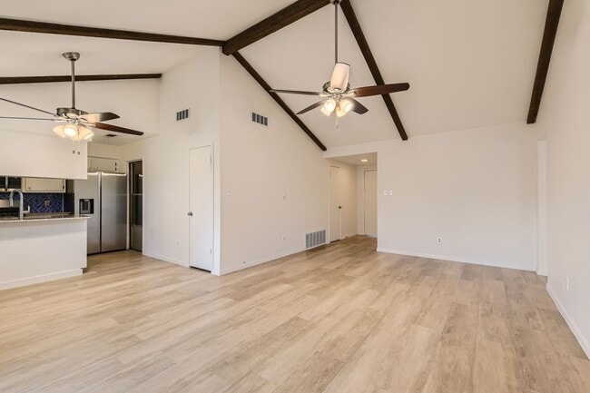 Building Photo - Adorable House in South Austin!