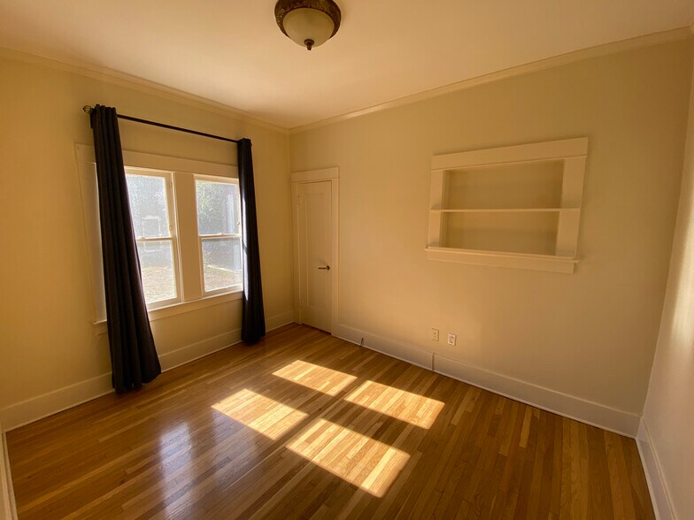 Bedroom - 1947 Kelton Ave