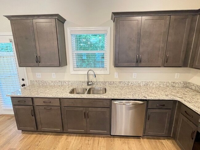 Building Photo - Waterford Village 3 bedroom home