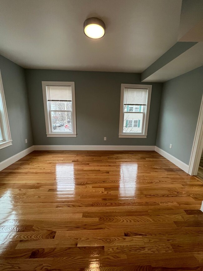 Building Photo - Large 2 Bedrooms Plus a Bonus Room. 2 Full...