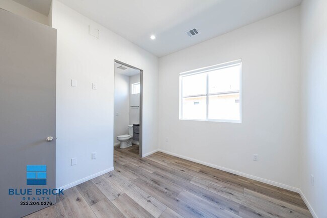 Building Photo - 5239-5241 Huntington Dr -