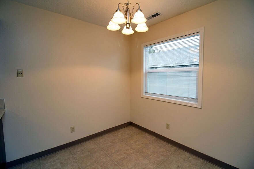 Building Photo - 3805-3805 SE Cesar Estrada Chavez Blvd