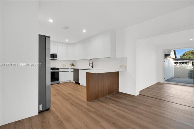 Building Photo - 4701 SW 104th Ct