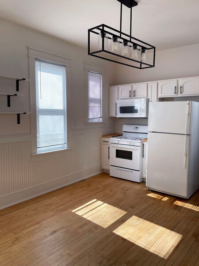 Building Photo - 2045-47 N Hubbard St