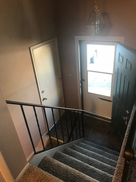 Building Photo - Cute Bi-Level 3 Bed/2 Bath Home!