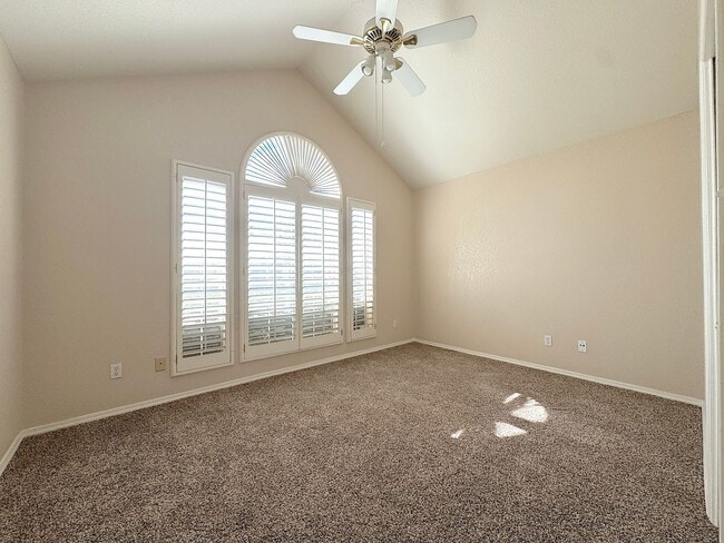 Building Photo - East El Paso 3bed/2bath Refrig A/C!