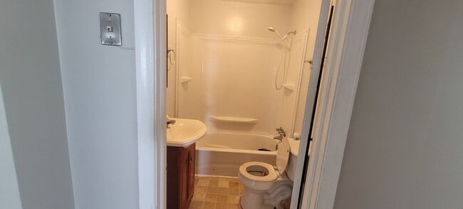 Building Photo - 3 Bedroom / 1 Bath Ranch Home  Rogersville TN