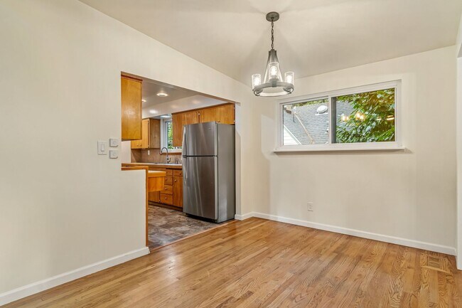 Building Photo - 6 Bedroom Home minutes from Saltwater Park...