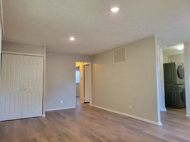 Building Photo - Sweet Home — 3 Bedroom with Garage & Stainless Steel Appliances