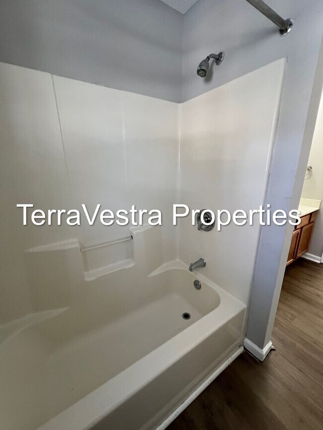 Building Photo - 1100-1102 Buck Street