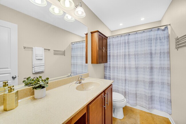 Building Photo - 821 Chopin Pl