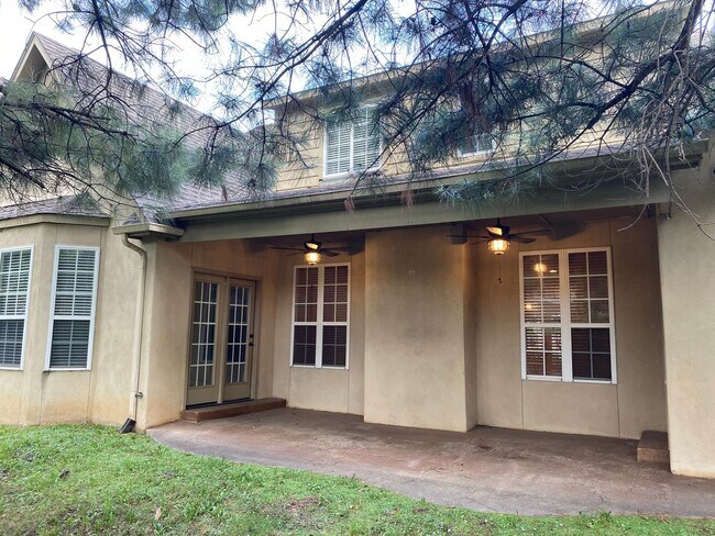 Building Photo - Lovely Stone/Stucco Home Nestled In Cul-De...